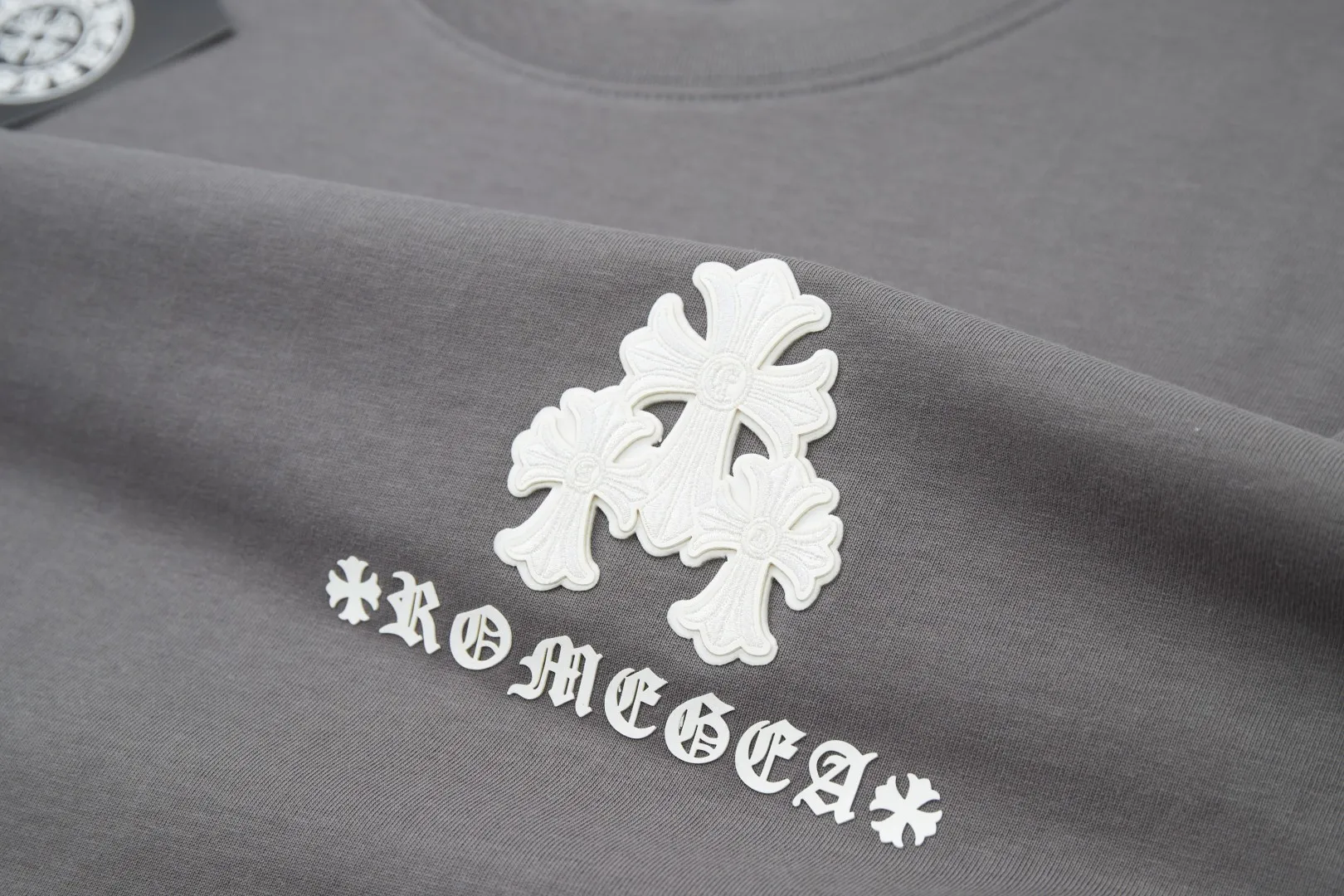 🅿️230 ✨CH✨🆕25SS Spring and Summer New Style Crow Heart✝Rack Logo Embroidered Short Sleeves Light luxury essential item for daily commuting for men and women Correct version Welcome to compare Detailed features · 260g 100% pure cotton double yarn jersey fabric · Custom dyed in the same cylinder, special thickened 32 count double-ply 1X1 thread · Double needle stitching and cross-stitching technology · Original main mark, washed tag, brand moisture-proof paper packaging Color: white/black/grey Size: S/M/L/XL